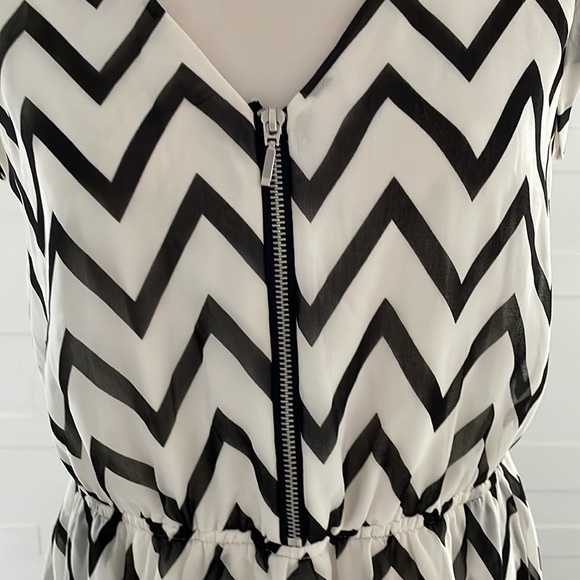 M Guess zig zag Black and White dress with pockets and front zip - Picture 2 of 13